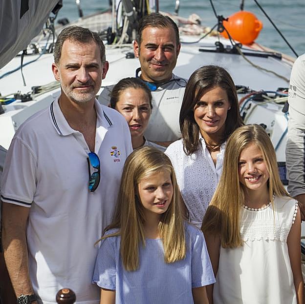 Quiénes forman el secreto círculo de amigos de la reina Letizia y Felipe VI cuando están en Mallorca: un músico, dos militares y un navegante