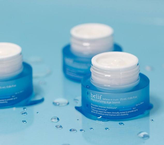 El Moisturizing Eye Bomb de Belif ayuda a regenerar las células cutáneas y dar firmeza a la piel.
