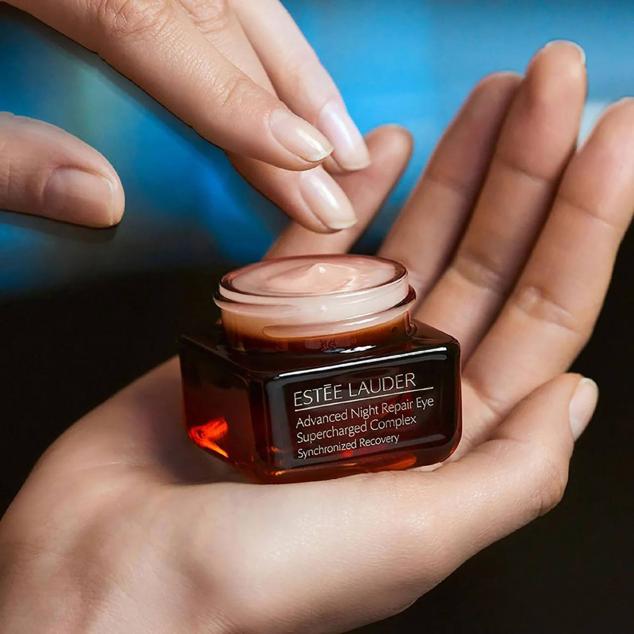 El Advanced Night Repair Eye Supercharged Complex de Estée Lauder repara y previene los daños provocados por agresiones externas.