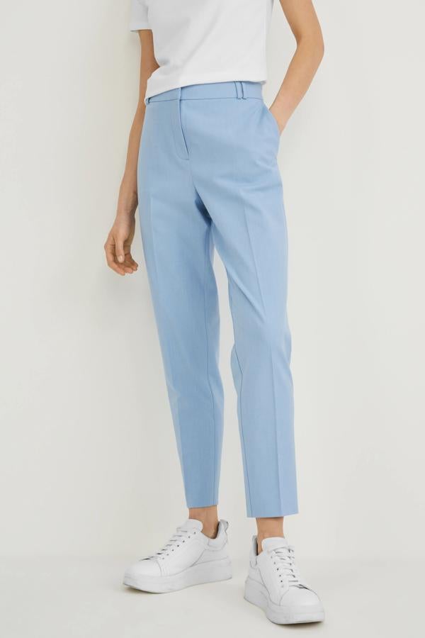 Pantalón de oficina en azul claro jaspeado, de material elástico con dos bolsillos laterales al bies y dos bolsillos de adorno por detrás. Ideal para llevarlo con una americana a juego y una camiseta blanca básica. A destacar que es slim fit. Es de C&A. Precio: 29,99 €.