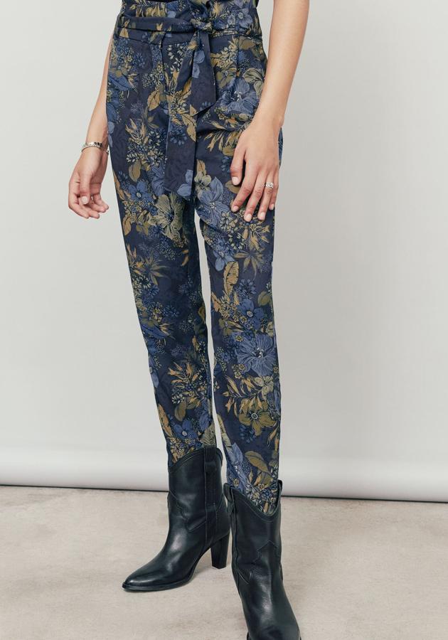 Joggers crepé de tiro alto, con estampado floral en azul y caqui para un look desenfadado y veraniego. Tiene 4 trabillas para cinturón y un cinturón estampado para atar. Además, tiene un cierre con cremallera y 2 botones presión, de corte recto y fluido. Es de IKKS. Precio: 135 €.