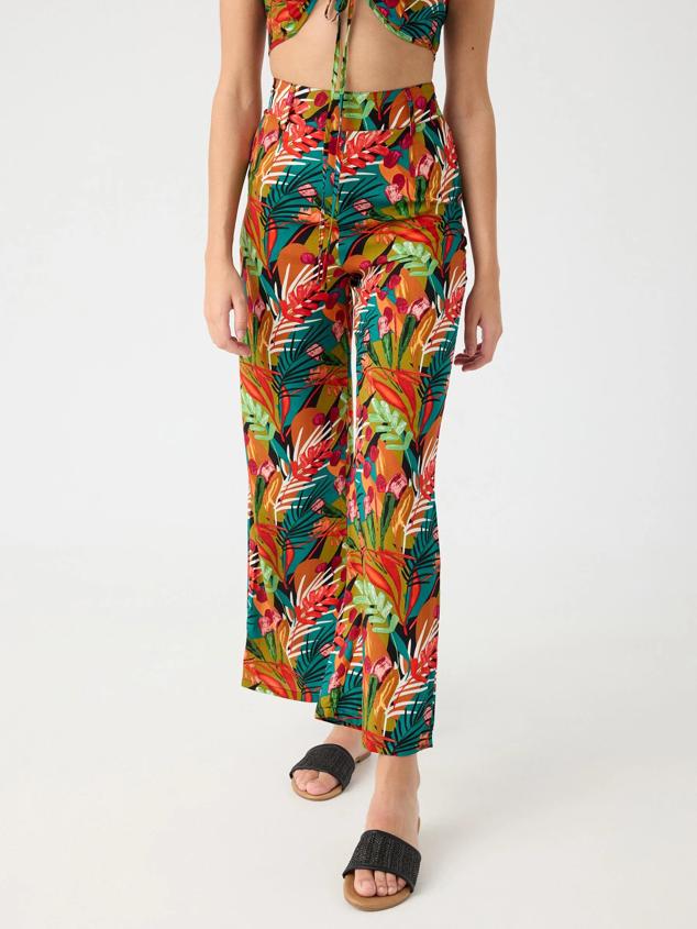 Tipo wide leg de tiro alto con estampado tropical multicolor. Si quieres arriesgar, este pantalón puede ser clave. Además, posee una cintura con trabillas y cierre cremallera en el lateral. Es de Inside. Precio: 20,99 €.
