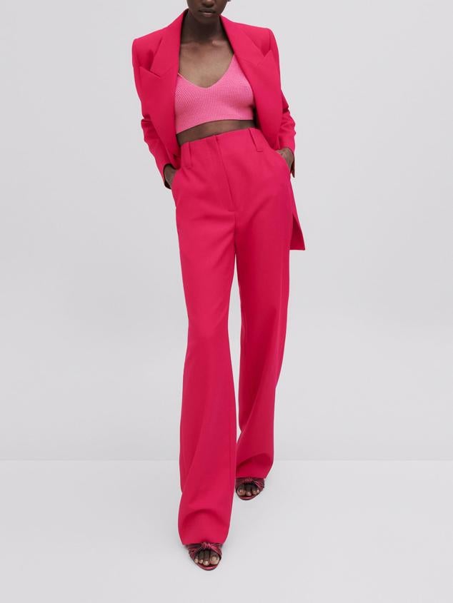 Una de las tendencias a día de hoy, con un patrón favorecedor que combina perfectamente elegancia y confort. Dispone de americana fucsia a juego para completar el conjunto y conseguir un look de impacto. Es de Massimo Dutti. Precio: 99,95 €.