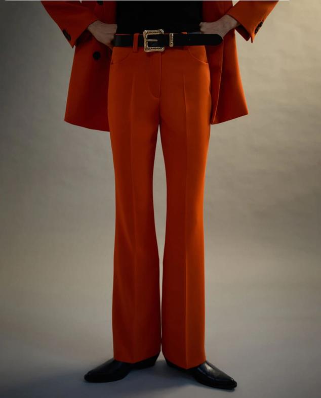 Este pantalón naranja es ideal para conjuntarlo con un blazer monocolor, y llevarlo también con un chaleco. Es de Sfera. Precio: 35,99 €.