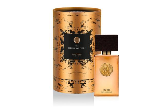 Refleja la naturaleza cálida y vibrante de Oriente Medio. Deléitate con la dulce faceta rosada y ligeramente especiada de la pimienta rosa, que añade una nota de salida radiante al aroma floral y sensual de la rosa damascena. Es de The Rituals. Precio: 47,50 €. 