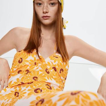Imagen secundaria 1 - Aquí está uno de los diseños más vendidos del avance de colección de Mango. Un diseño que podrás lucir en tus vacaciones playeras con sandalias planas y accesorios de rafia. Vestido 