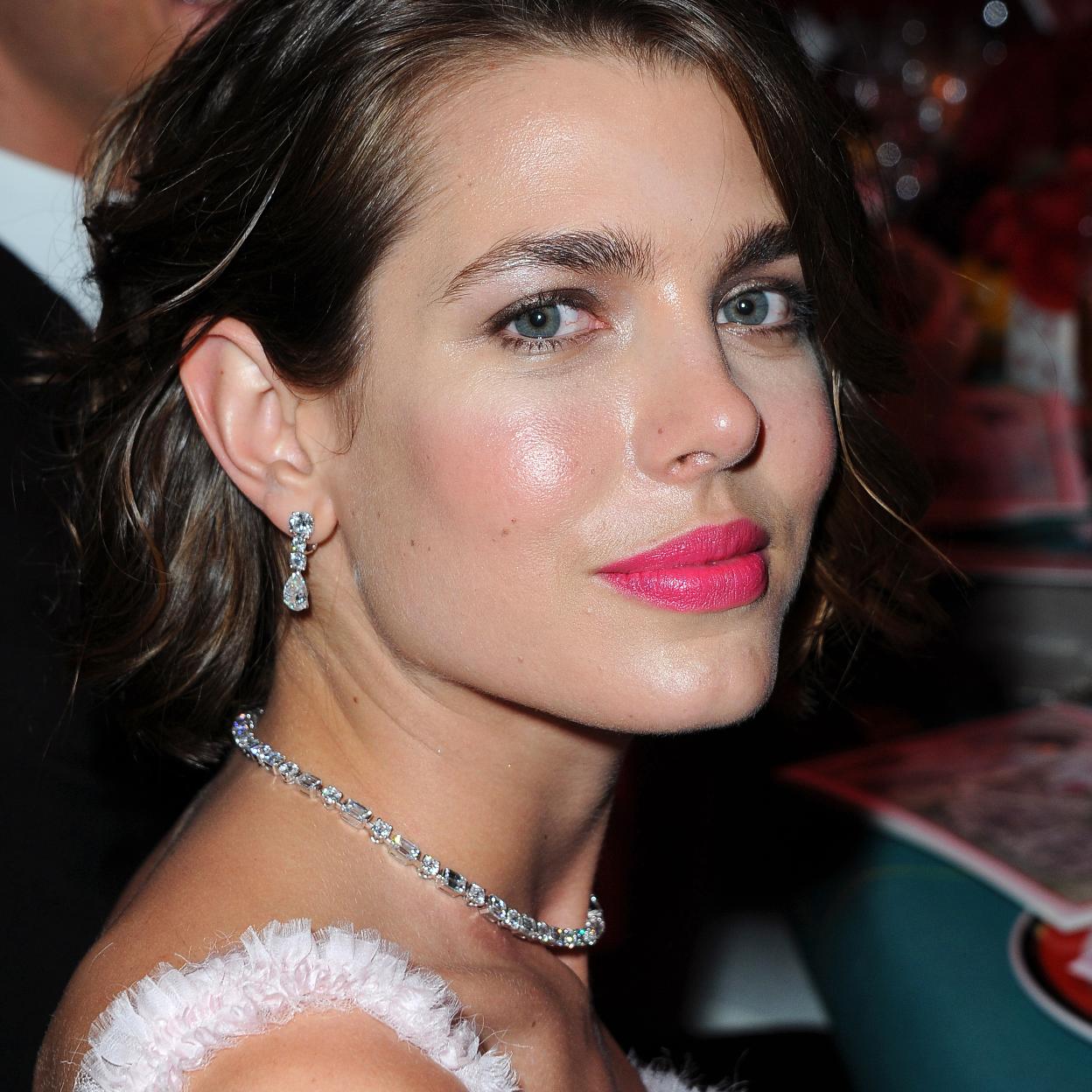 A sus 36 años, Carlota Casiraghi puede presumir de un matrimonio estable junto a Dimitri Rassam y una carrera ascendente como la 'princesa de la moda'. 