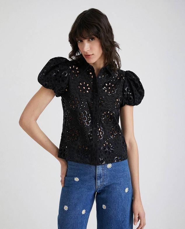 Camisa de encaje floral, con manga corta tipo globo, cuello solapa, cierre delantero de botones y detalles de lentejuelas, de Desigual. Está disponible en el Corte Inglés, en blanco o negro, rebajada a 39,95 euros.