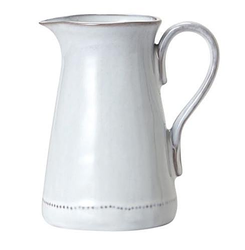 Esta lechera es un clásico que siempre suma elegancia, y más aún en color azul cielo.