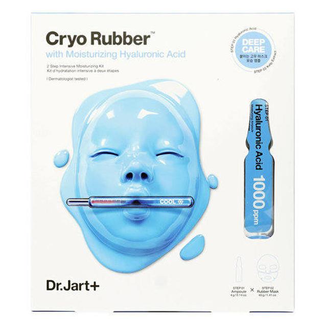 Cryo Rubber With Moisturizing Hyaluronic Acid de Dr. Jart+ se trata de una combinación de ampolla concentrada y mascarilla criogénica, en cuya fórmula podemos encontrar extracto de algas reafirmante, iluminador e hidratante, varios tipos de ácido hialurónico, un complejo prebiótico para energizar y reforzar la barrera, aloe vera, vitamina E, aceites antioxidantes, niacinamida y cúrcuma para revitalizar y unificar.