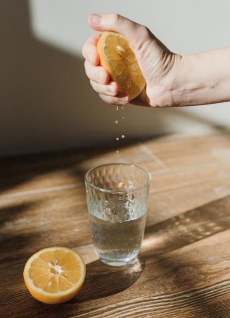 Imagen - El limón es una buena solución para conseguir quitar las manchas amarillas de las sábanas blancas.