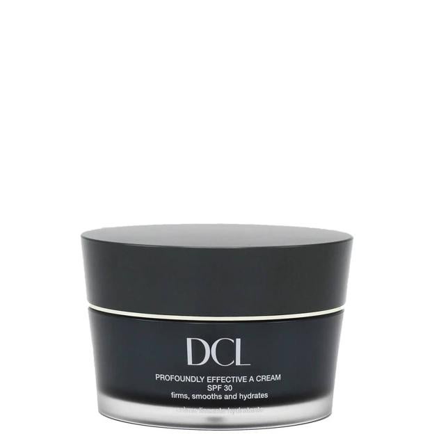 Profoundly Effective Vitamin A Anti-Ageing SPF30 Cream de DCL transforma las pieles maduras y secas, al tersar, rellenar, alisar y reafirmar en profundidad, al mismo tiempo que revitaliza el aspecto, regenera las zonas dañadas e hidrata para restaurar la salud y fortalece. Está formulada con un derivado del polipéptido de la vitamina A, ácido hialurónico, pantenol y ácidos grasos esenciales.