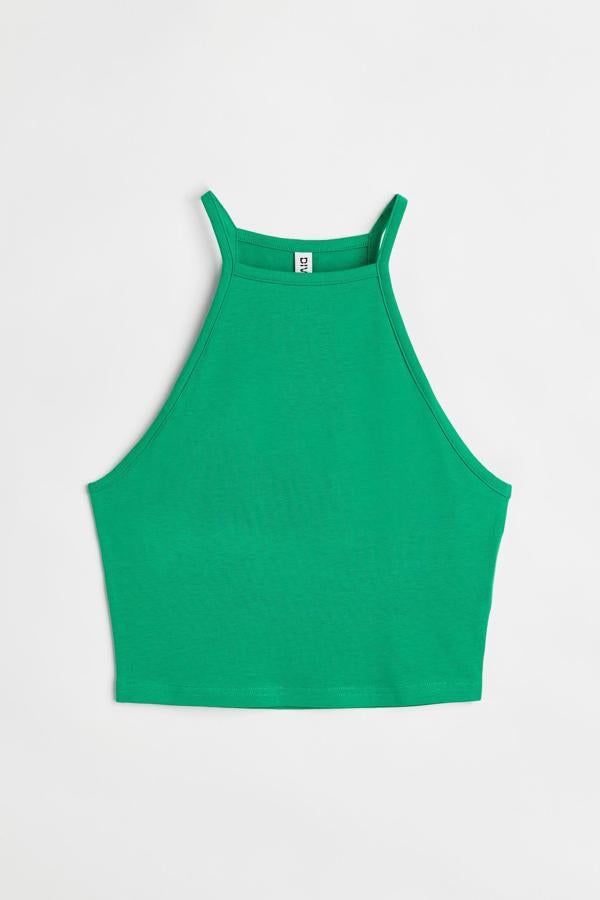 Top cropped con uno de los colores más favorecedores de la temporada, el verde. Es de H&M. Precio: 3,99 €.