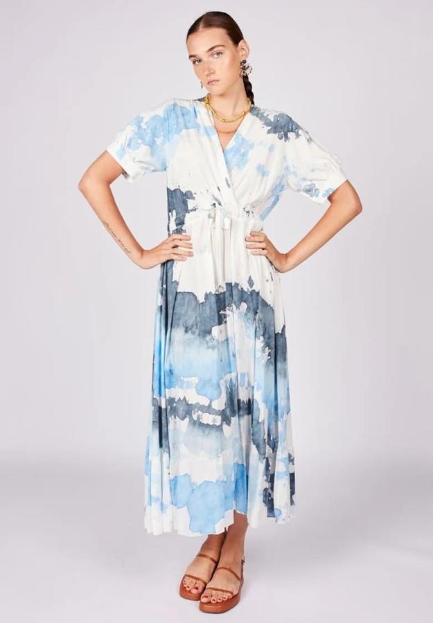Vestido de corte largo con fondo blanco sobre estampado print tie dye con múltiples tonos de azul. Podrás llevarlo con todo tipo de calzado y para todo tipo de ocasiones. Es de Dioxide. Precio: 65,95 €.