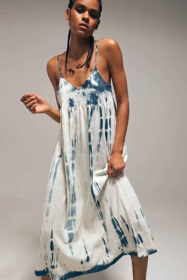 Vestido largo con print tie dye índigo para combinar accesorios más llamativos y lucir espectacular. Es de Pull&Bear. Precio: 19,99 €. 