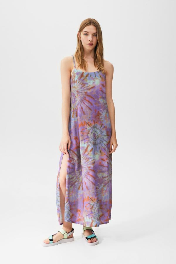 Vestido largo de estilo boho con diseño multicolor con diferentes soles. Diseñado con escote recto y tirantes. Es de Pull&Bear. Precio: 29,99 €.