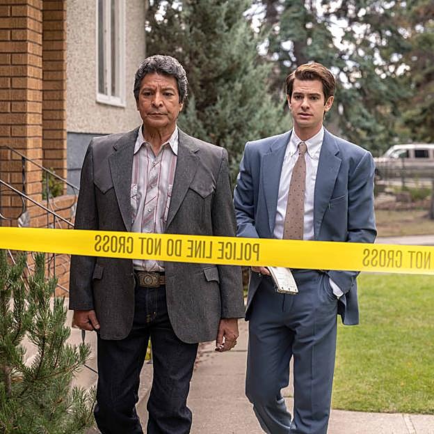 Gil Birmingham y Andrew Garfield son los detectives Taba y Pire en Por mandato del cielo. 