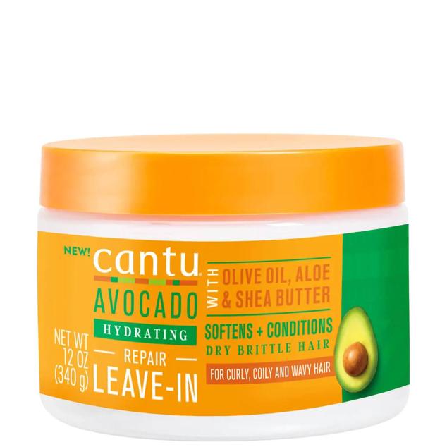 Avocado Leave In Condtioning Cream de Cantu reaviva y refuerza el cabello rizado, aportándole la máxima nutrición, elasticidad, definición y brillo, sin nada de encrespamiento. Es una fórmula sin aclarado compuesta por aceite de aguacate, manteca de karité, aceite de oliva, colágeno hidrolizado, proteínas, ácido hialurónico y extractos antioxidantes y energizantes, que también corrige las puntas abiertas y previene la rotura.
