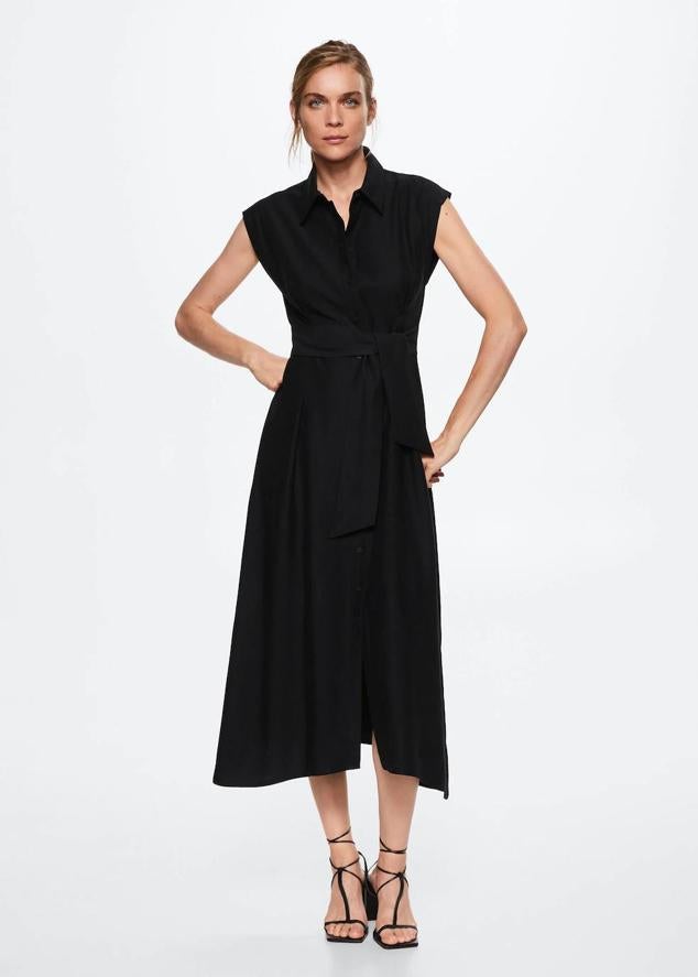 Vestido midi tipo camisero en tejido fluido, con cuello solapa, manga sisa, bajo acabado en evasé, cierre de botones a tono y cinturón de lazada a juego, color negro. Tiene un coste de 39,99 euros.