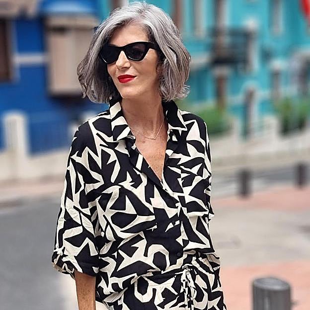 La falda midi de Lefties de 12 euros que aprueban las influencers de más de 50: cómoda, ponible y estilosa