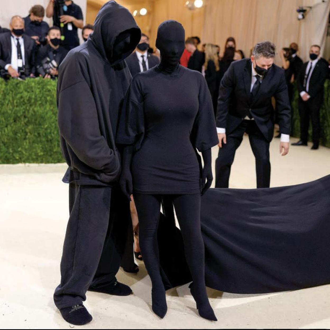 Kim Kardashian y el diseñador Demna Gvasalia en la gala MET de 2021.