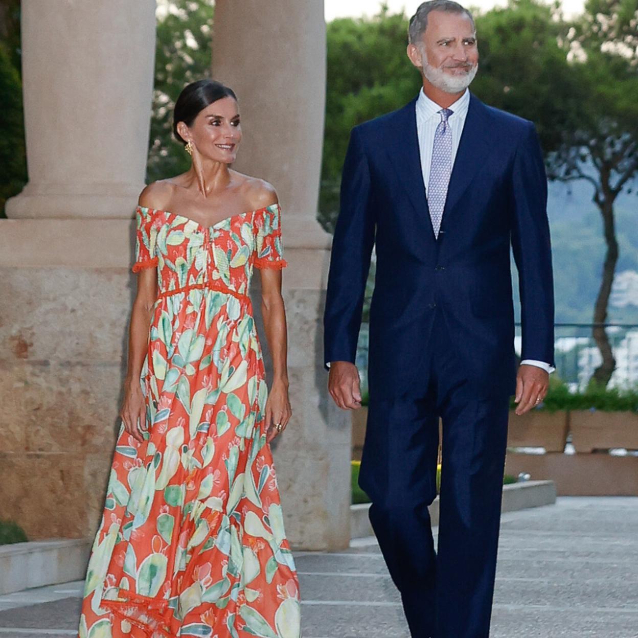 La reina Letizia sorprendió con un alegre vestido naranja con un original estampado de frutas, en la recepción a la sociedad civil balear que se celebró en Marivent. 