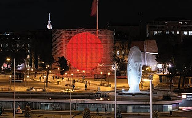 Earth/ Tierra, obra de SpY, instalada en Madrid el año pasado