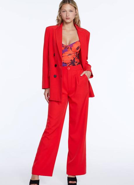 Imagen - Traje de chaqueta rojo, de Stradivarius.