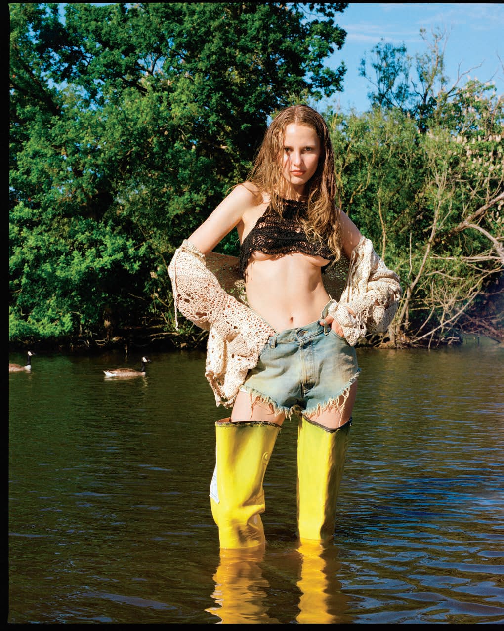 Top y chaqueta de punto, ambos de 113 Maison. El short y las botas son de Maison Margiela.