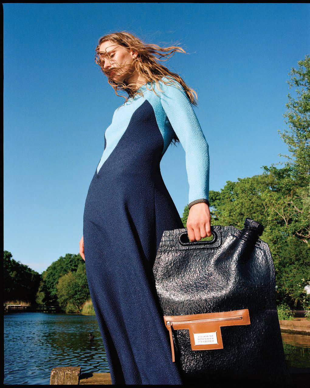 Vestido de Edeline Lee y bolso de Maison Margiela. Los pendientes son de Bar Jewellery.