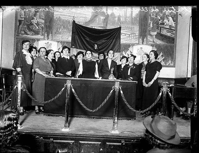 La Secretaria de Estado de Memoria Democrática, la Biblioteca Nacional de España y Acción Cultural Española conmemora el cincuenta aniversario de la muerte de Clara Campoamor con la muestra titulada Clara Campoamor Rodríguez: mujer y ciudadana (1888-1972). Hasta el 16 de octubre los visitantes de la Biblioteca Nacional pueden conocer mejor la trayectoria vital de esta madrileña, para conocer sus luchas, sus conquistas y también sus frustraciones. El recorrido se plantea en un doble contexto, el internacional, con los primeros movimientos feministas y el nacional, que recoge la posición de las mujeres en la sociedad y su evolución durante los años anteriores a la guerra civil. Un viaje que permite poner en contexto el significado de su figura en la época. 