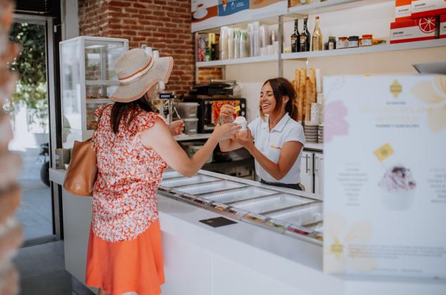 Durante este mes de agosto también se celebra la tercera edición de la Ruta del Helado Artesanal de Grana Padano, un homenaje a la denominación de origen de quesos más consumida en el mundo de la forma más refrescante posible en estas fechas. Quince heladerías madrileñas ofrecen a sus clientes este singular helado creado a partir de un queso con 14 meses de duración, artesanal, libre de gluten y sin lactosa, entre ellos tres establecimientos de la cadena Heladería Los Alpes, dos tiendas de Zúccaru (en la foto), Helados Patagonia, Heladería Madrid, La Gelateria y Nattura entre otros.