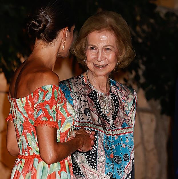 La original blusa de la reina Sofía que puedes comprar en Zara baratísima y conseguir un look rejuvenecedor y estiloso