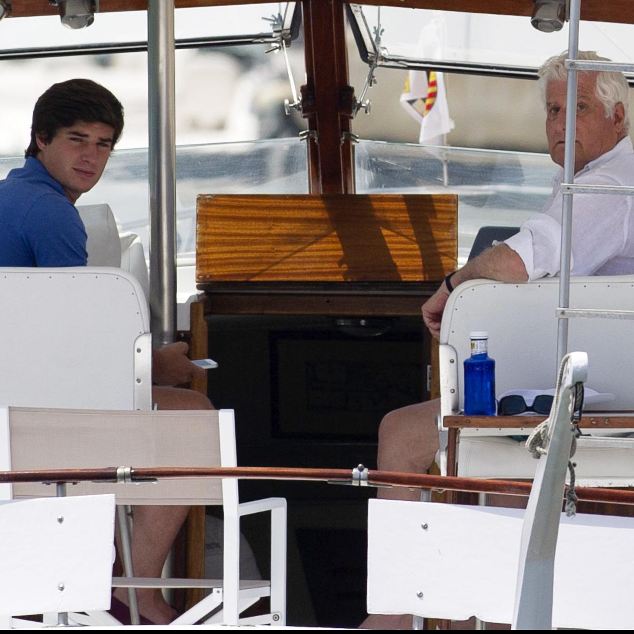 El duque de Alba con su hijo, el conde de Osorno en Sotogrande.