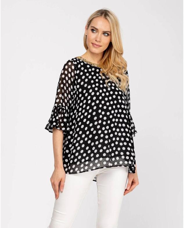 Blusa ligera con cuello redondo bordado, manga francesa amplia y estampado de lunares en blanco y negro, de Niza. Cómprala rebajada a 55,93 euros.