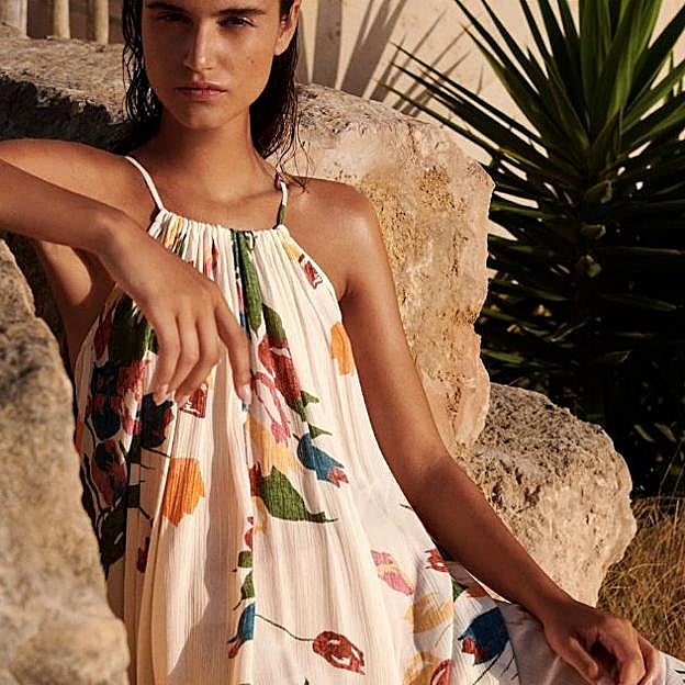 El vestido de flores más bonito del verano es este de Oysho y está a punto de agotarse 