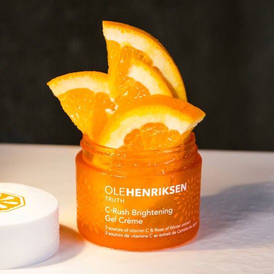 La crema C-Rush Brightening Gel es una hidratante con vitamina C que reduce los efectos del estrés diario, el cansancio y la contaminación diaria, factores que contribuyen a que la piel se vea con poca iluminación y apagada. Su fórmula destaca porque combina tres fuentes de vitamina C por lo eficaces que son para el cuidado de la piel. (45,99 euros).