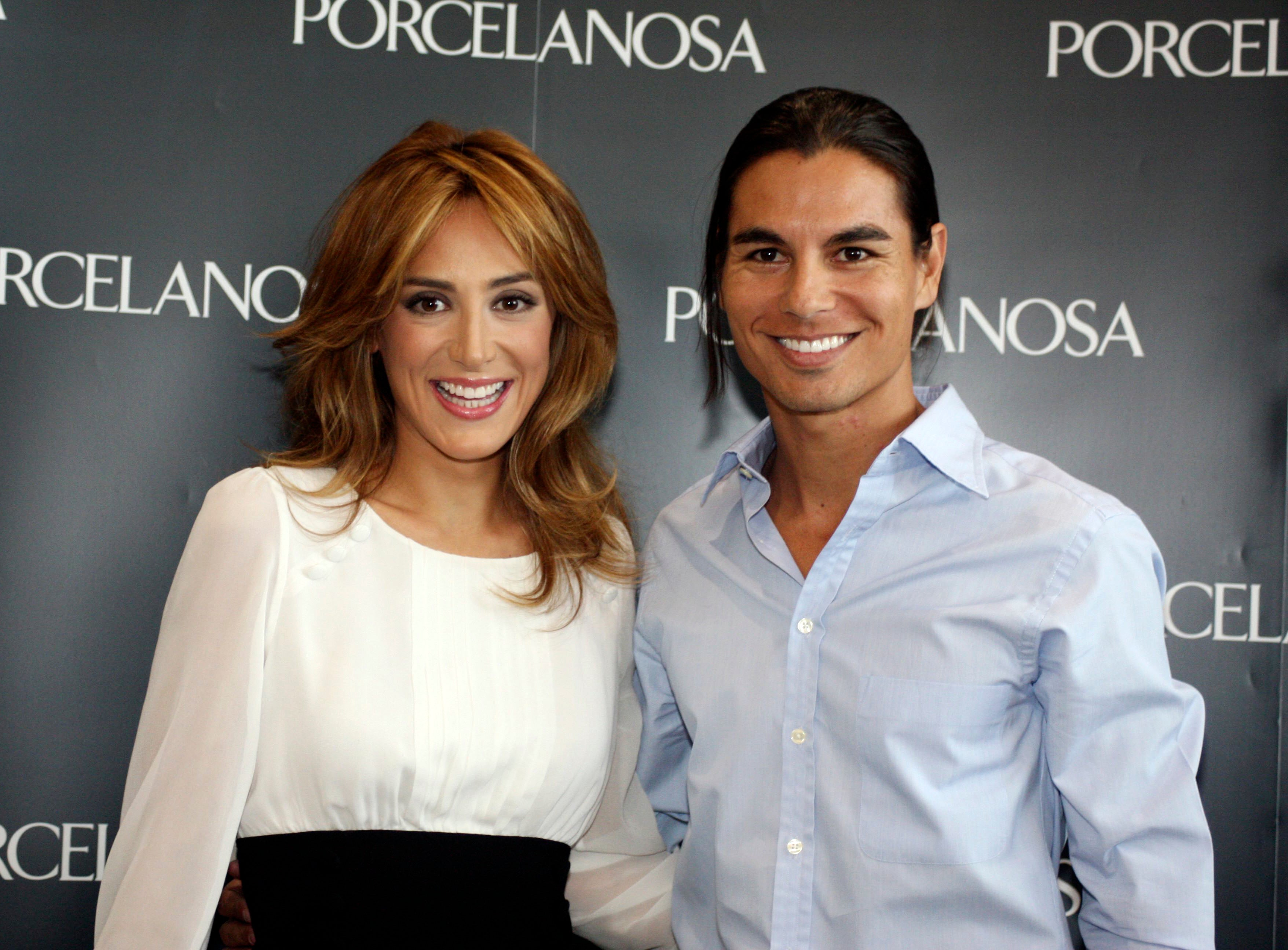 Los cambios de look de Tamara Falcó han sido estudiados al detalle. En la foto, con una imagen muy diferente a la actual, en una fiesta de Porcelanosa en 2008 con su hermano, Julio José Iglesias. 