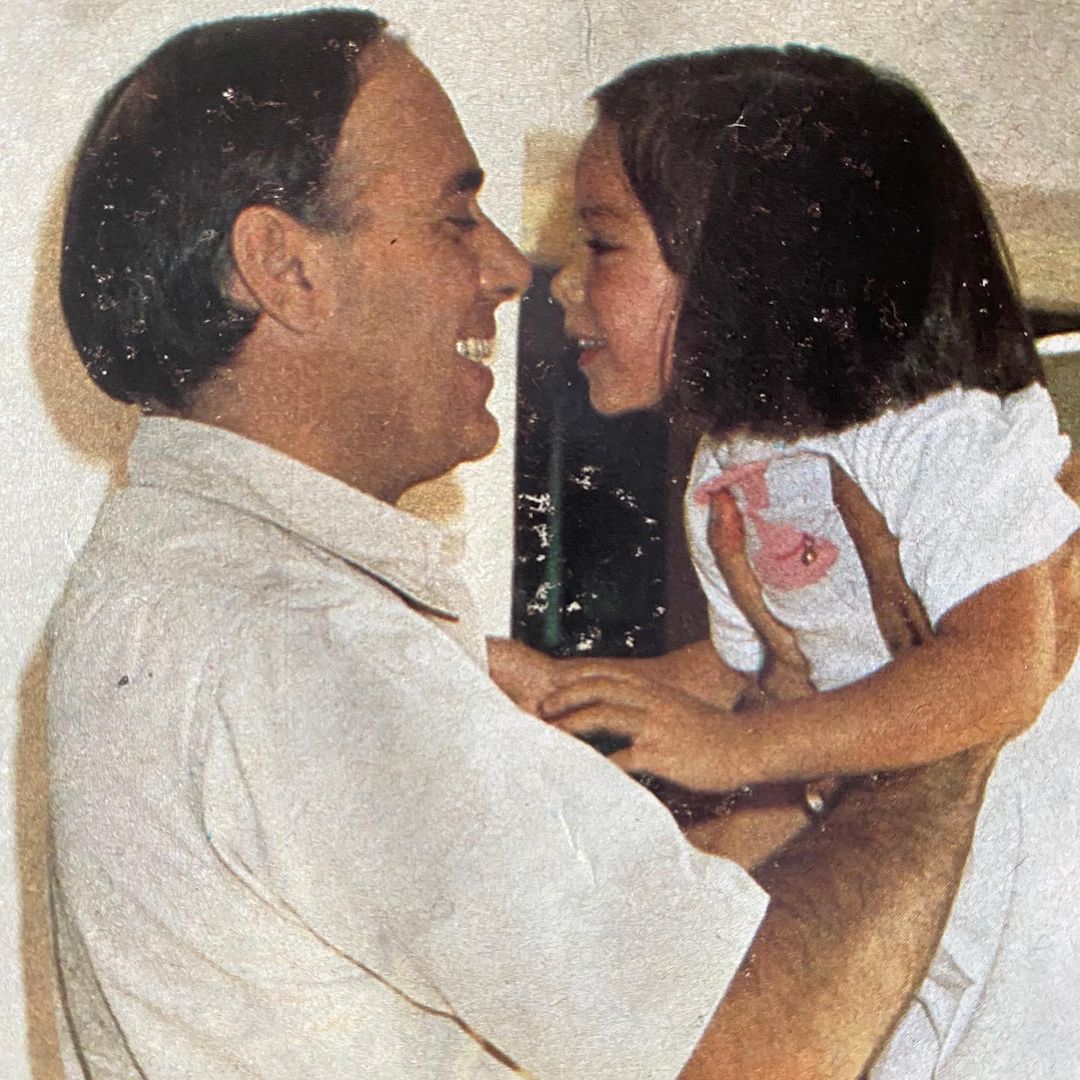 Tamara Falcó ha confesado en millones de ocasiones la admiración y amor que sentía por su padre, el fallecido marqués de Griñón. Y esta foto junto a él cuando era pequeña es pura ternura.