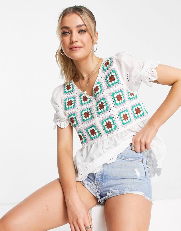 Blusa con motivos de crochet de diferentes colores para combinar con vaqueros, faldas o sneakers. Es un diseño versátil que podrás usar como prenda comodín. Es de Urban Revivo. Precio: 58,99 €.