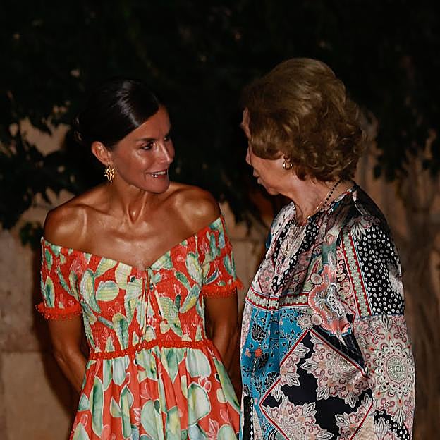 Imagen principal - La reina Sofía y la reina Letizia comparten confidencias durante la recepción en Marivent del 4 de agosto.