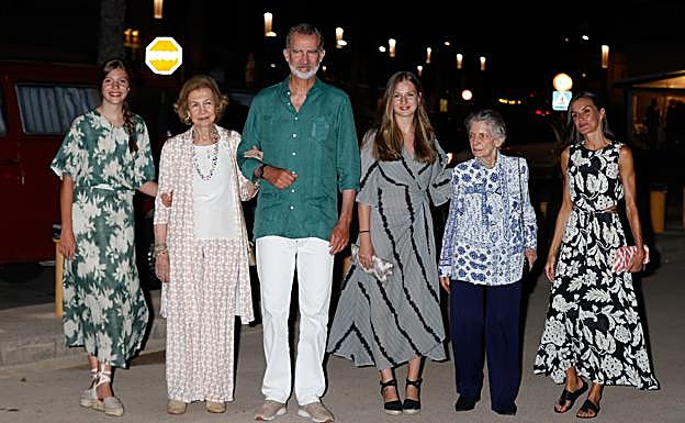 La familia rela sale a cenar en Palma de manera informal con la reina Sofía y su hermana, Irene de Grecia.