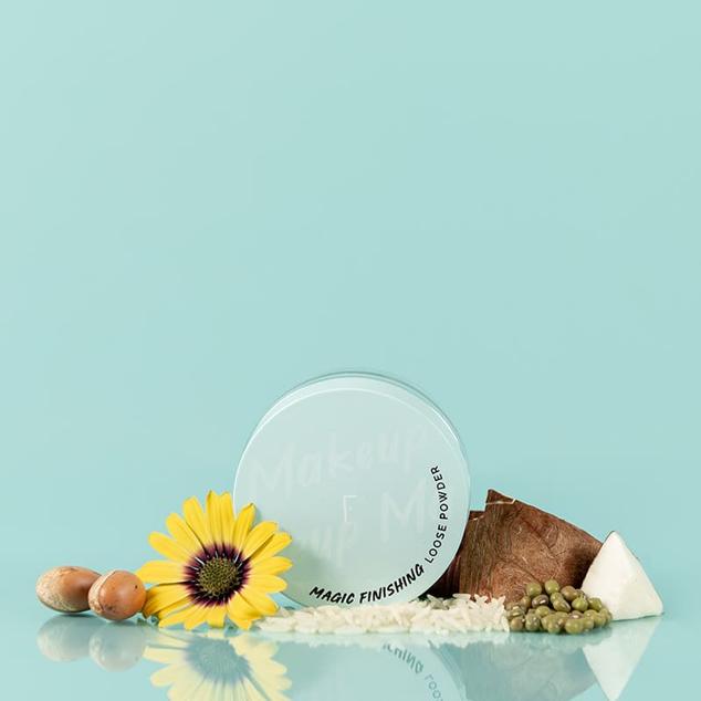 Polvos translúcidos de microesferas de bambú y perlas foto reflectoras naturales que matifican la piel de la tez. Consiguen un acabado uniforme, sin líneas de expresión, poros e imperfecciones. Es de Freshly Cosmetics. Precio: 22 €.