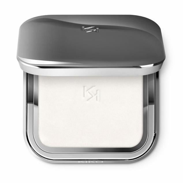 Polvos traslúcidos para lograr una piel de aspecto terso con un acabado mate que mejoran el efecto del maquillaje previamente aplicado. Es de Kiko Milano. Precio: 12,99 €.