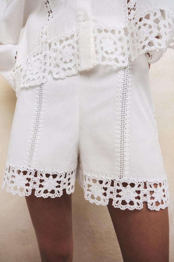 Un total look realmente especial gracias a los detalles calados. Shorts de lino blanco con detalles de crochet de Zara (29,99 euros). 