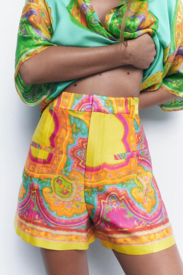 La nueva colección de Zara está repleta de prendas con estampado tipo pañuelo. Shorts satinados en tejido multicolor de Zara (25,99 euros). 