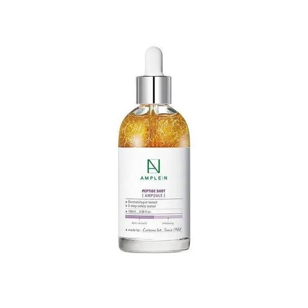 Peptide Shot Ampoule de AMPLE:N es un concentrado revitalizante y antiedad que perfecciona la piel haciéndola lucir más tersa, firme, elástica, igualada y luminosa. Su fórmula contiene niacinamida y raíz de regaliz correctoras de manchas e iluminadoras, péptidos efecto lifting, extracto de perla para un aspecto resplandeciente, ácidos glicólico y láctico para promover la renovación celular y pantenol hidratantes y reparador.