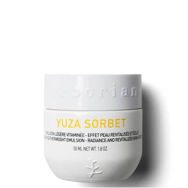Yuza Sorbet de Erborian se trata de una emulsión ligera con micropartículas antioxidantes que ofrece una piel radiante, fortalecida y revitalizada, mientras combate con los signos del envejecimiento. Para ello, se sirve de la centella asiática regeneradora, el aceite de almendra dulce que suaviza y nutre, la raíz de regaliz iluminadora y unificadora del tono, la vitamina E y el romero energizante.