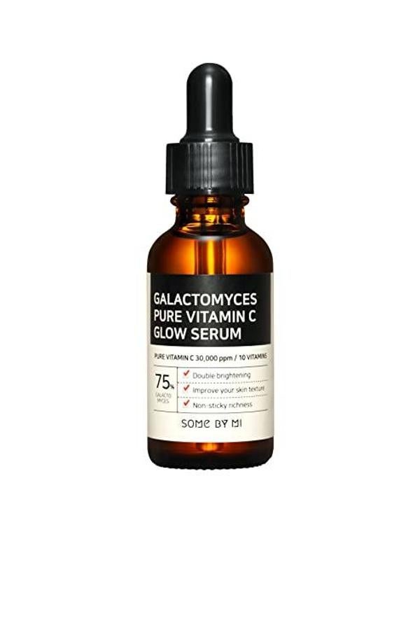 Galactomyces Pure Vitamin C Glow Serum de Some by Mi aporta elasticidad, luminosidad, suavidad y firmeza, corrigiendo manchas, arrugas, marcas y aspecto opaco y fatigado. Contiene un 3% de vitamina C pura y un 75% de fermento que aumenta el brillo, tersura, fortaleza e hidratación de la piel. También se ayuda de la niacinamida, la adenosina promotora del colágeno, el ácido hialurónico hidratante, el pantenol, el extracto de higo, la semilla de baobab, el cactus, el champiñón, el brócoli, los frutos rojos, la espirulina, el propóleo y la vitamina E.