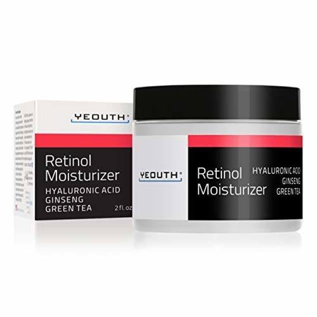 Retinol Moisturizer de Yeouth es una crema correctora de los signos de la edad, capaz de reducir visiblemente arrugas, líneas de expresión, flacidez, pigmentación y textura áspera. Esto lo consigue a través de la estimulación de colágeno y elastina y la renovación celular, de la que se encarga el retinol EL ácido hialurónico repone la hidratación y el volumen. El ginseng tensa y energiza. El té verde calma. La cafeína ilumina. Y, los péptidos proporcionan un efecto lifting.